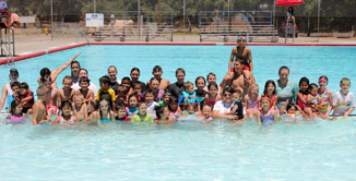 Picture of kids in pool posing for swimming lesson picture